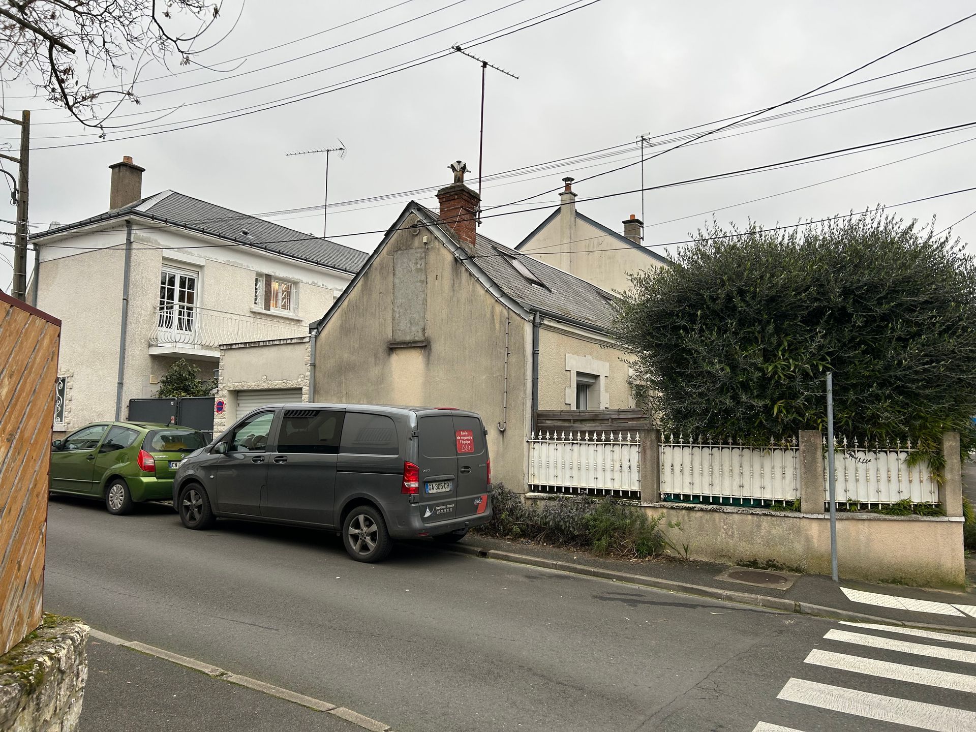 Maisons de quartier avec une route et deux véhicules garés