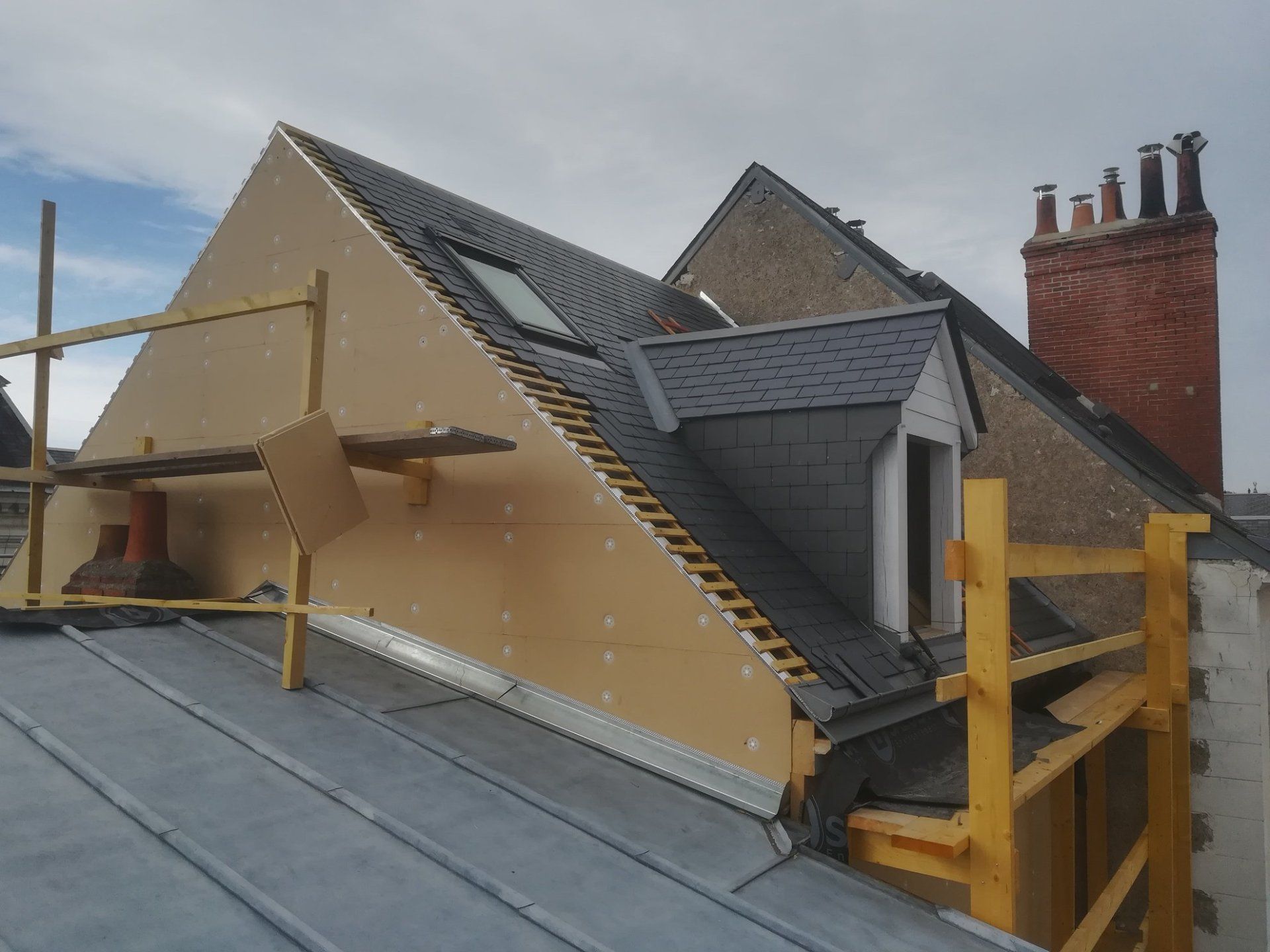 Travaux de toiture et agrandissement avec une lucarne de toit