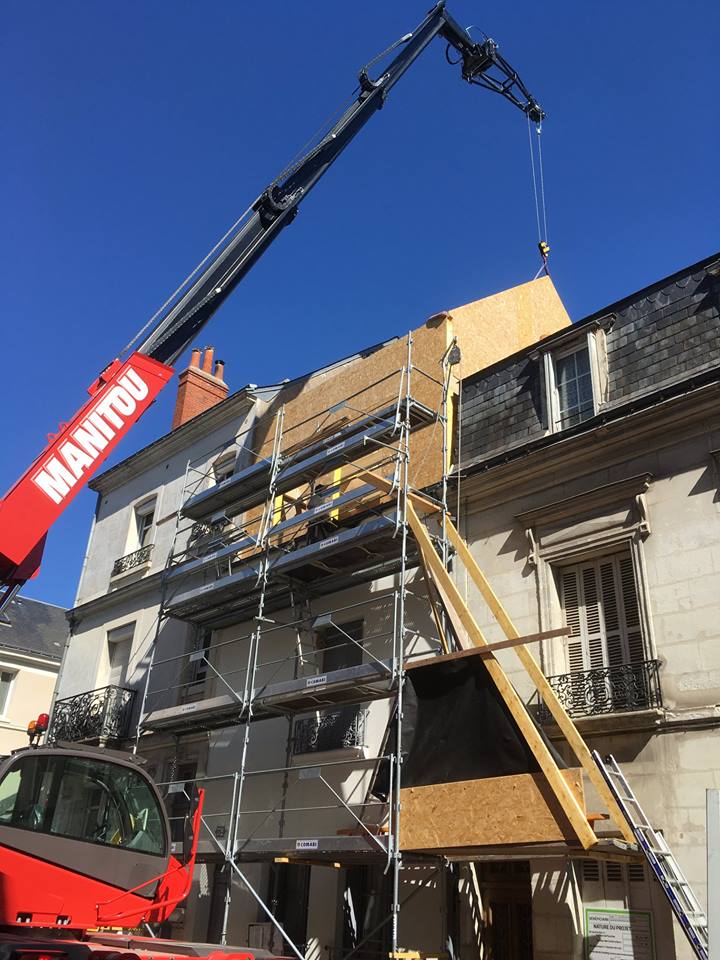 Échafaudage sur une maison de ville pour un chantier de surélévation