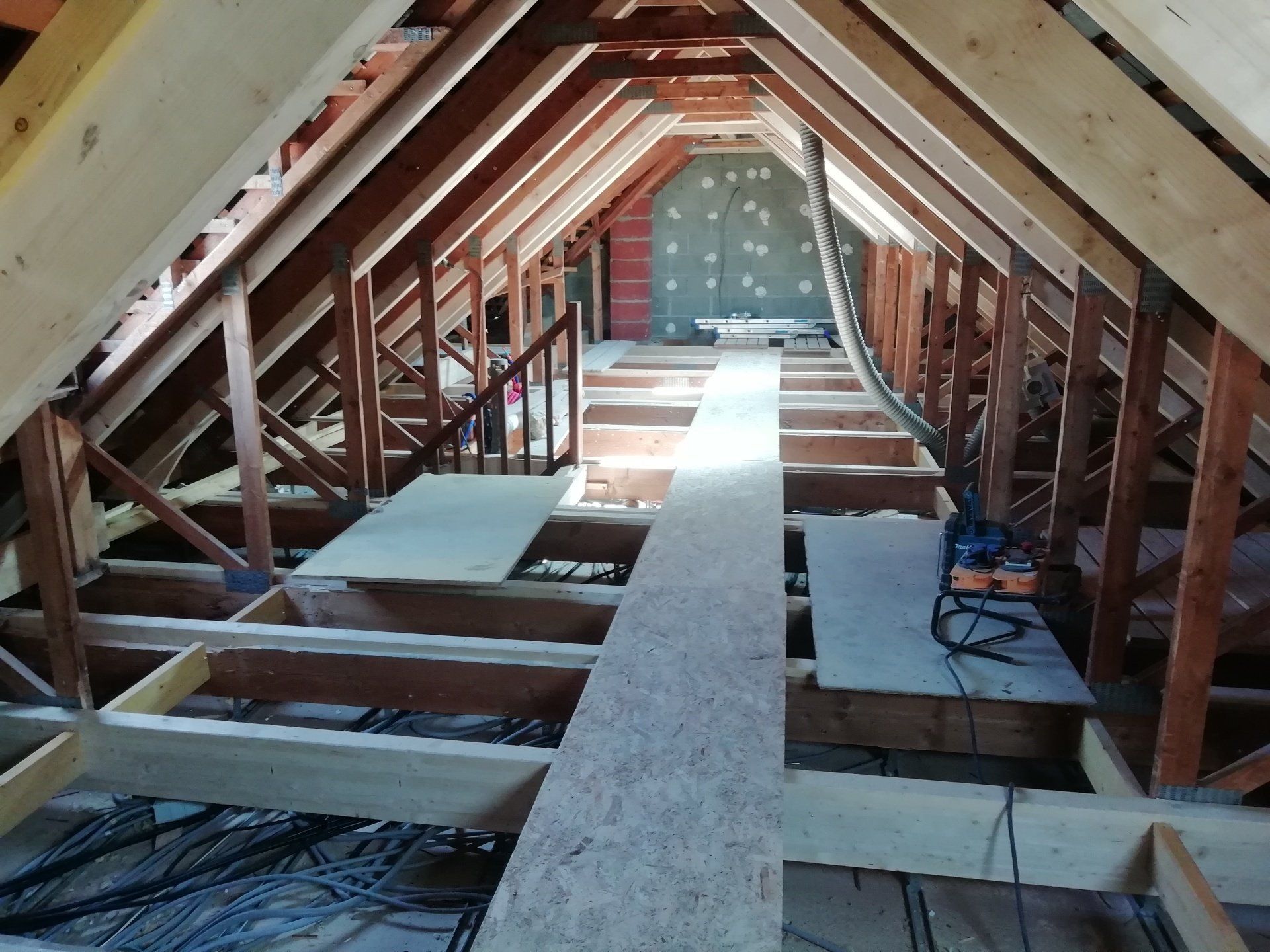 Travaux d'aménagement de combles avec charpente en bois