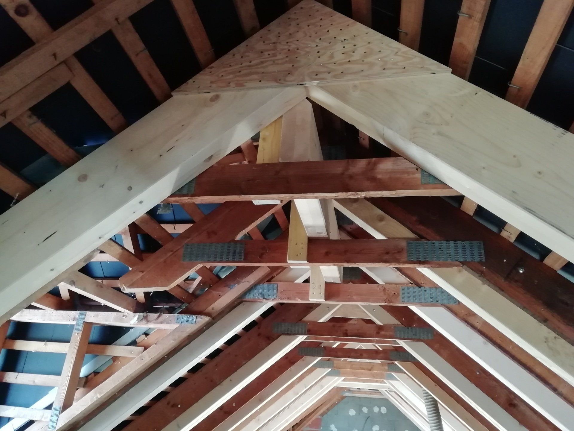 Charpente traditionnelle en bois vue de l'intérieur