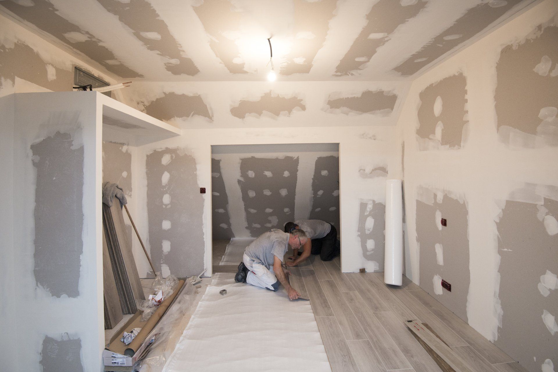 Travaux en cours de pose de plaques de plâtre