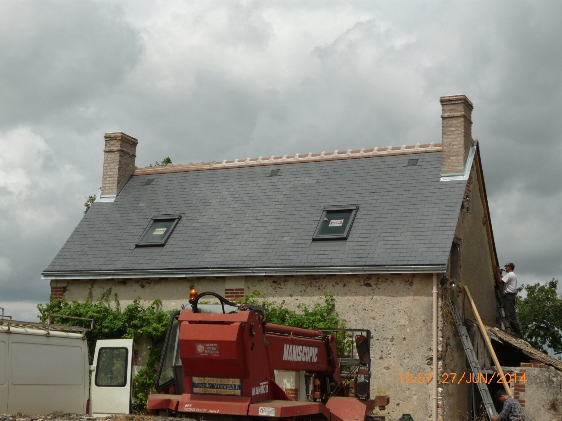 Petite maison avec toiture neuve et deux fenêtres de toit
