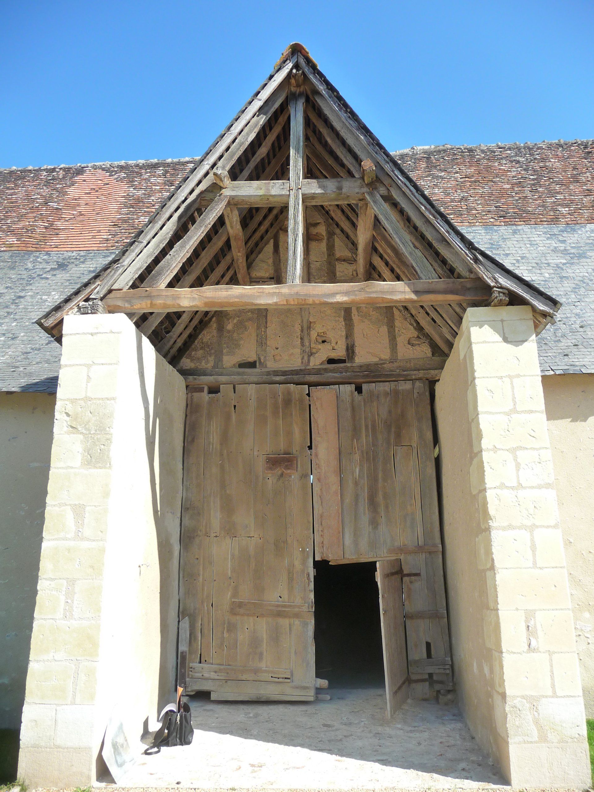 Pignon d'un vieux bâtiment avec vieille charpente en bois 