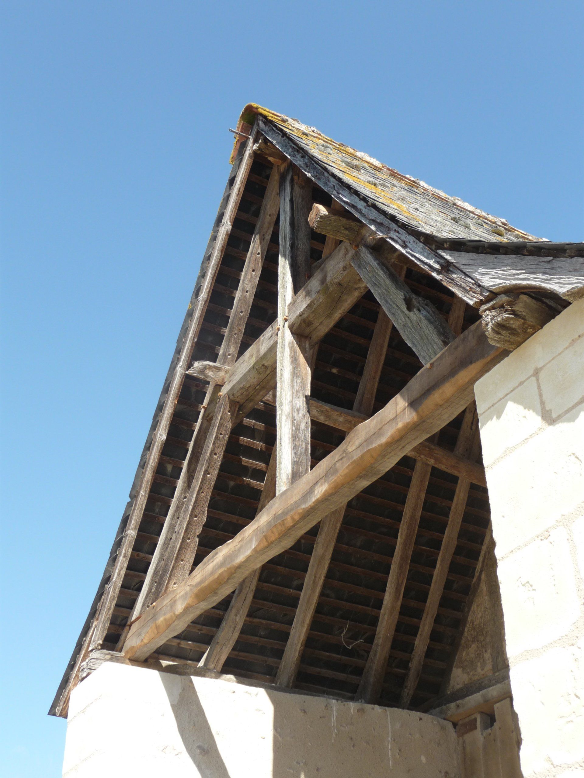 Vue sur la charpente d'un bâtiment ancien