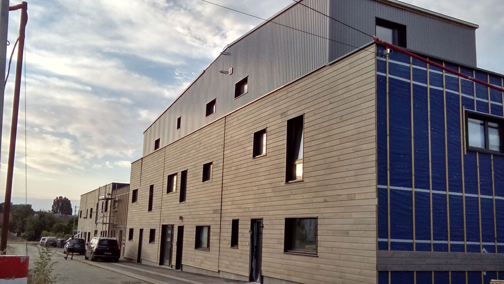 Grand bâtiment professionnel avec bardage tout du long