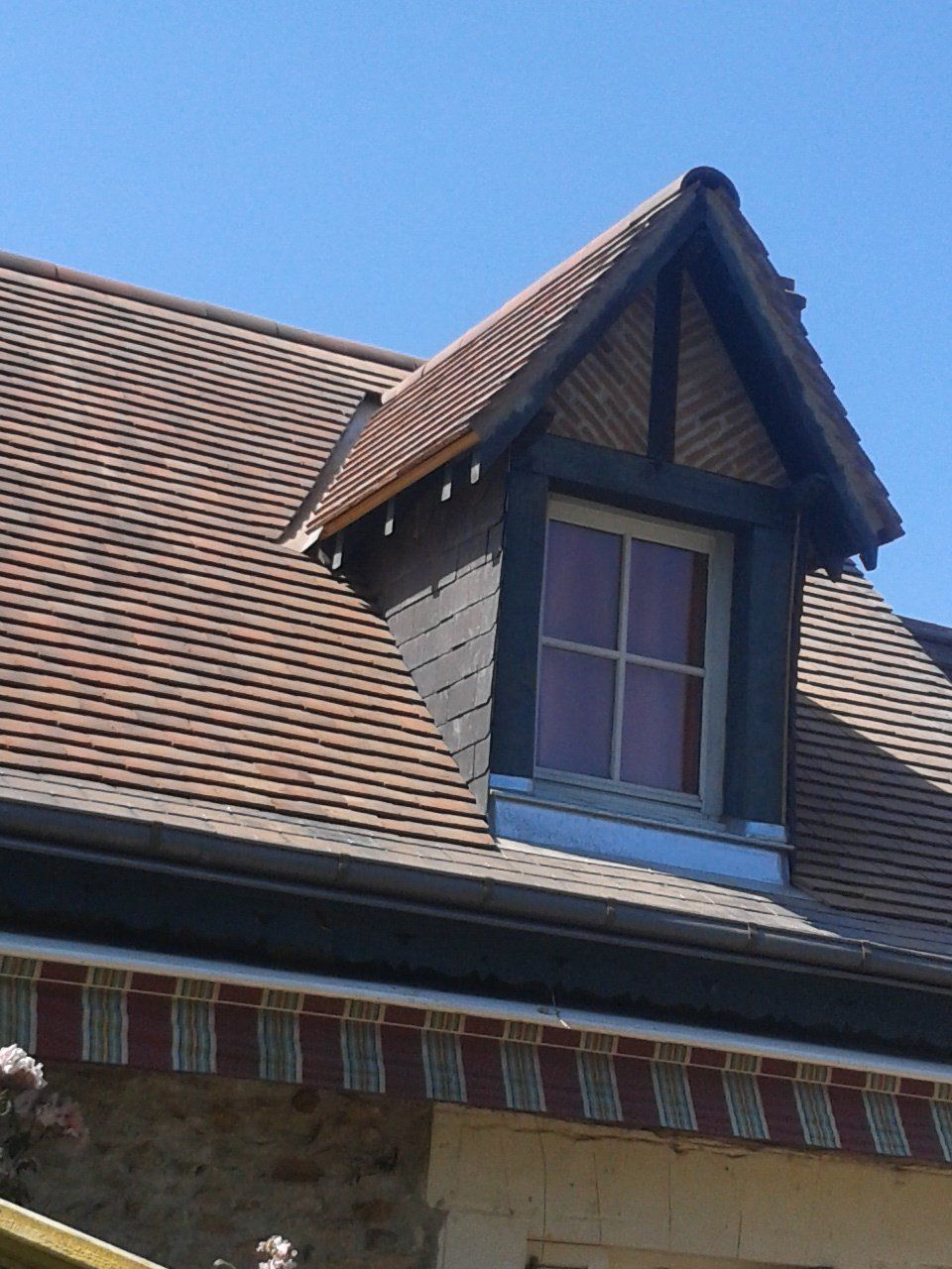 Terre cuite et lucarne de toit