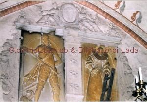 Eine Statue eines Mannes in einer Ritterrüstung an einer Wand