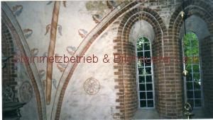 Ein Bild von einem Backsteingebäude mit Bogenfenstern