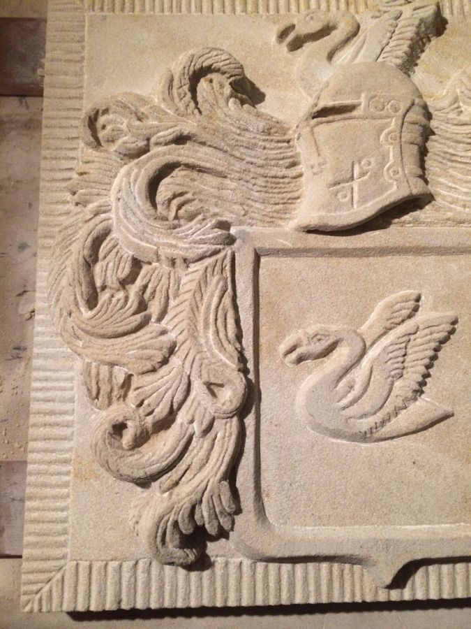 Eine Steinschnitzerei mit einem Schwan und einem Helm darauf