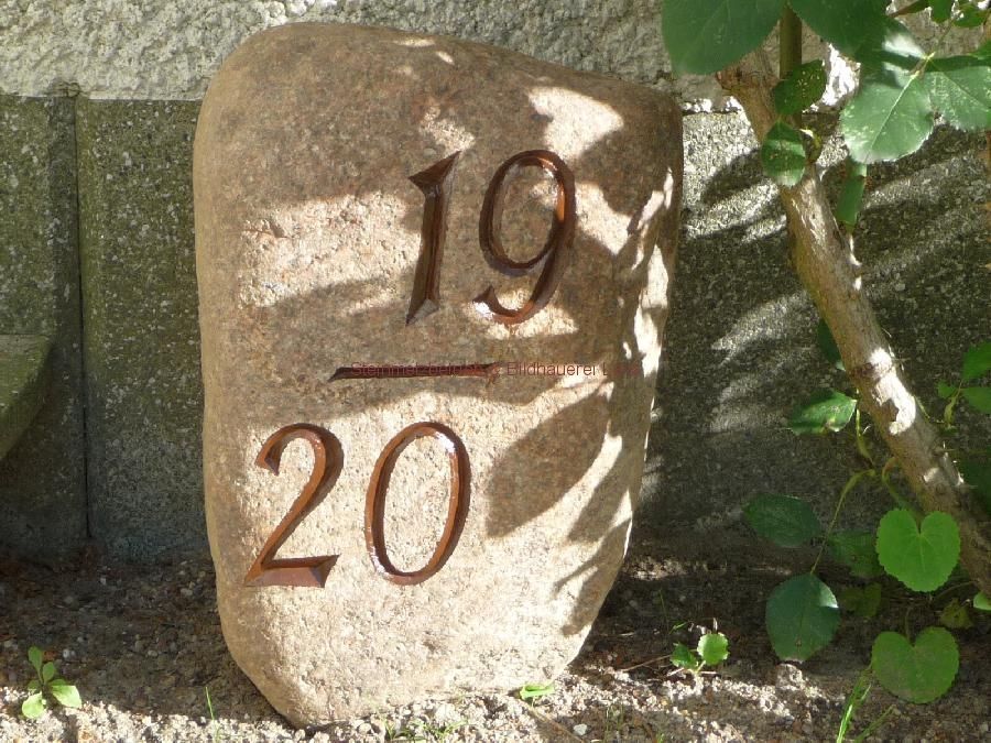 Ein Stein mit den eingeritzten Zahlen 19 und 20