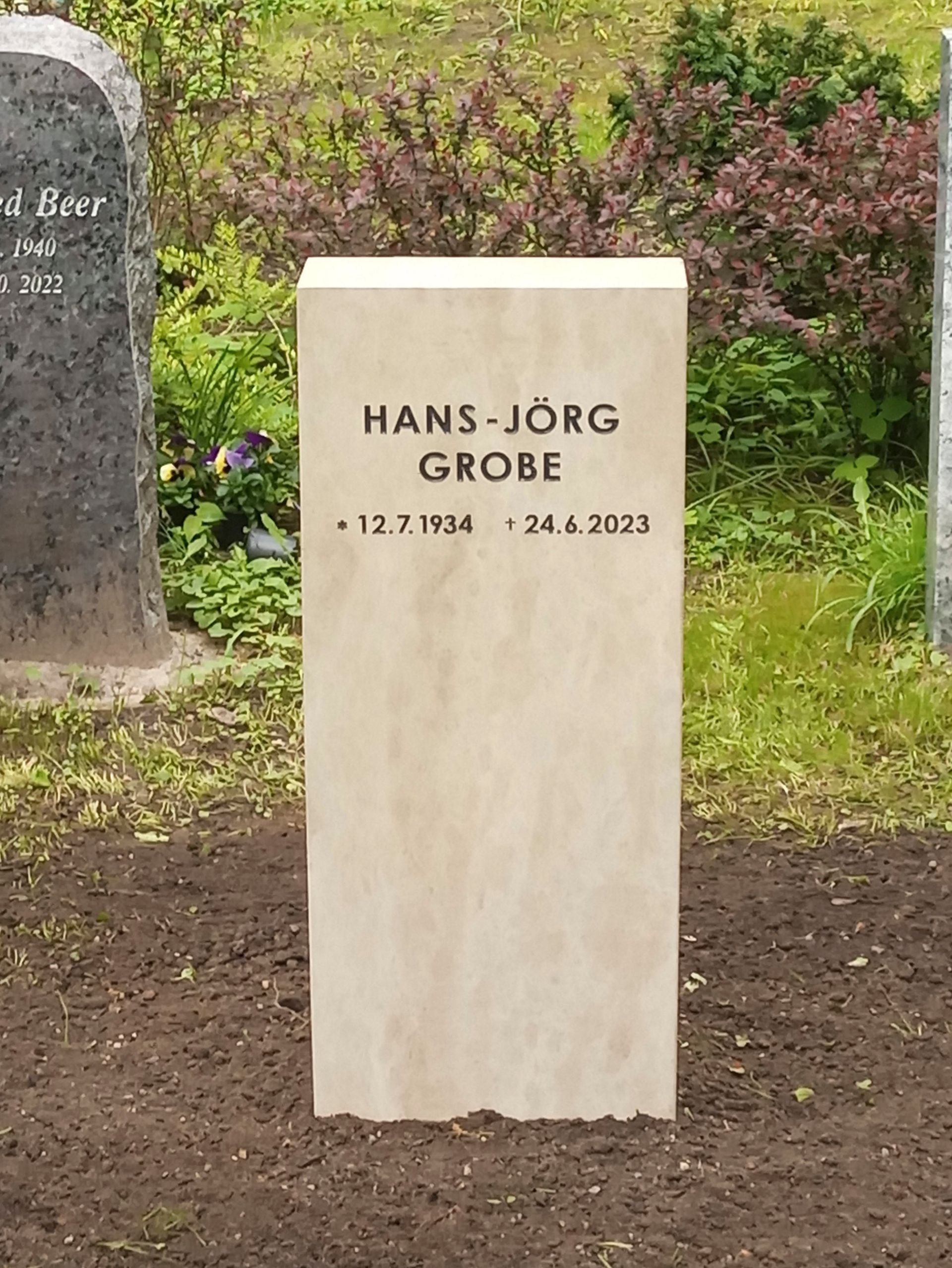 Ein Grabstein für Hans-Jörg Grobe auf einem Friedhof