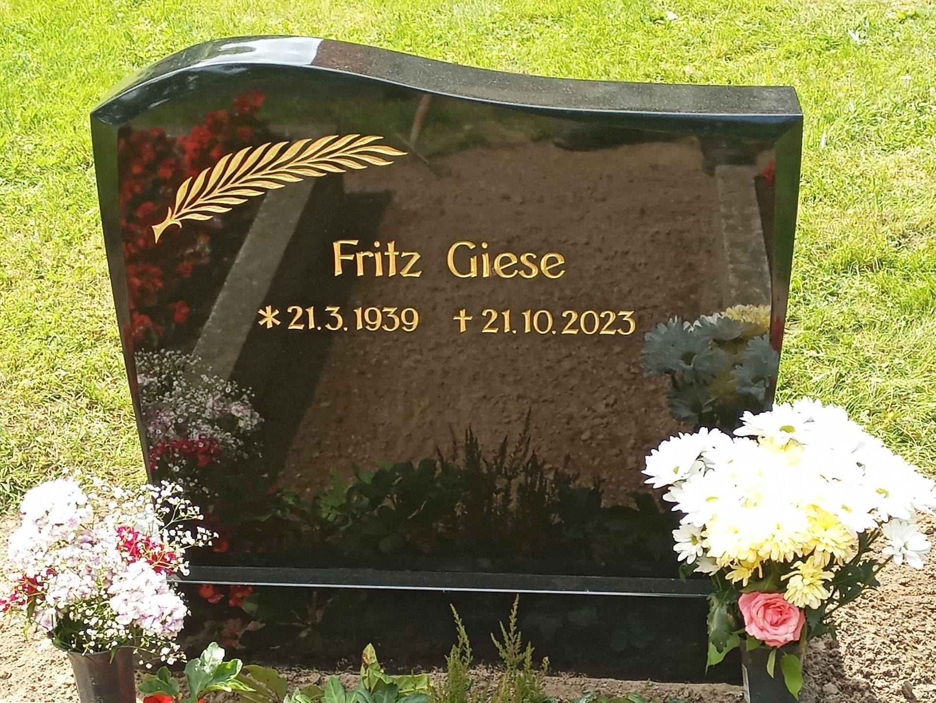Ein schwarzer Grabstein mit dem Namen Fritz Giese darauf