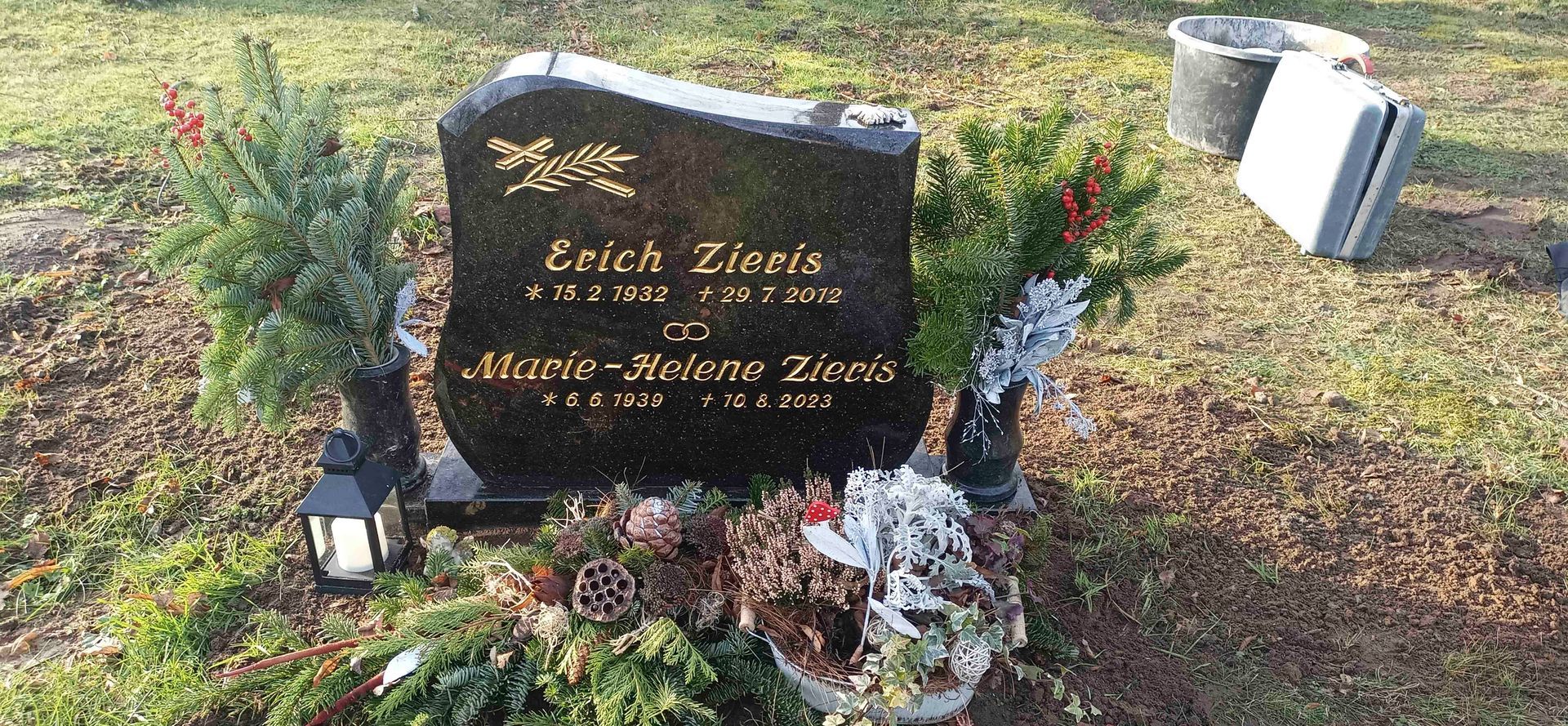Ein Grabstein auf einem Friedhof mit dem Namen Leich darauf geschrieben