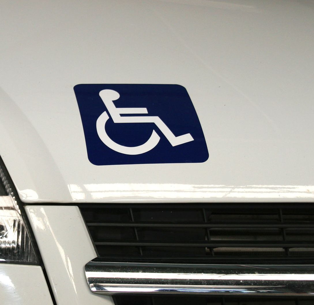 Le logo handicapé sur une voiture.