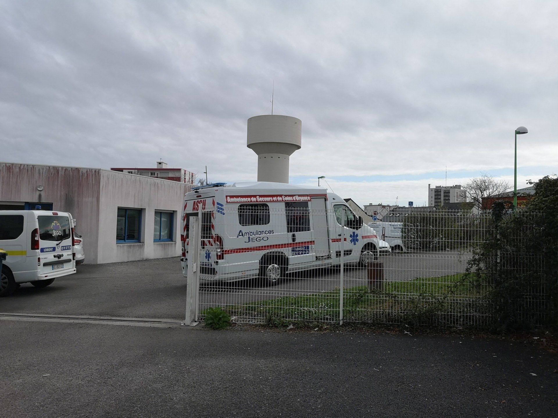 Une ambulance et un château d'eau.