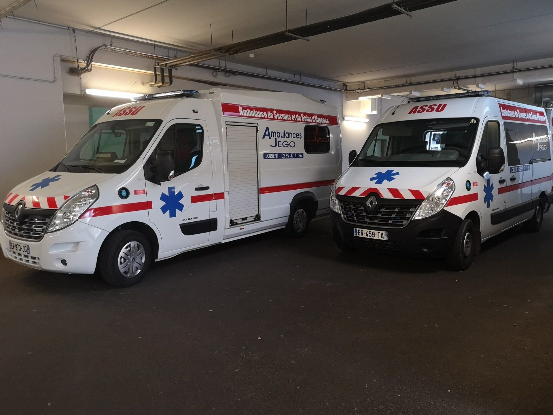 Deux ambulances bariatriques.