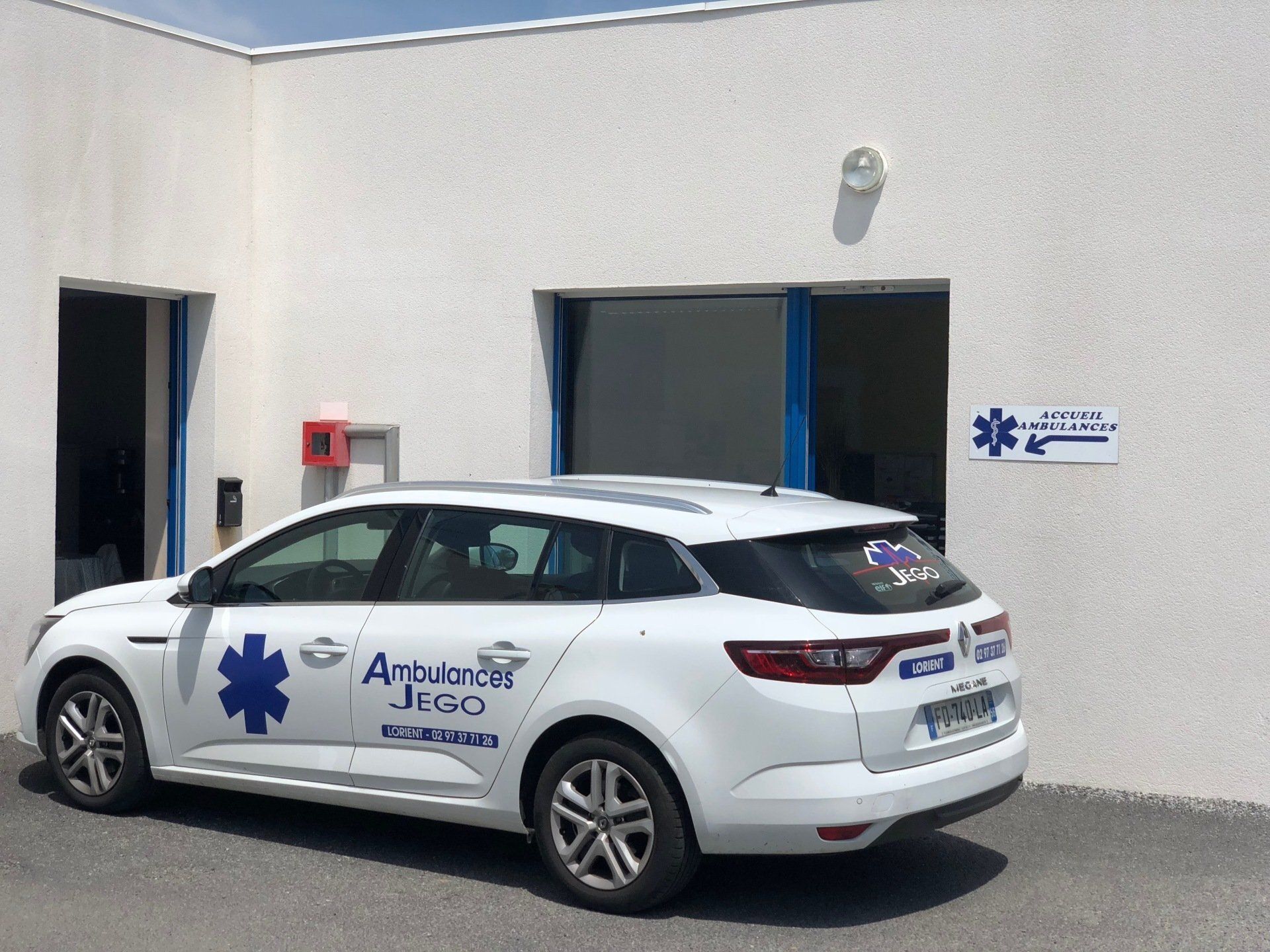 Une ambulance devant l'accueil.