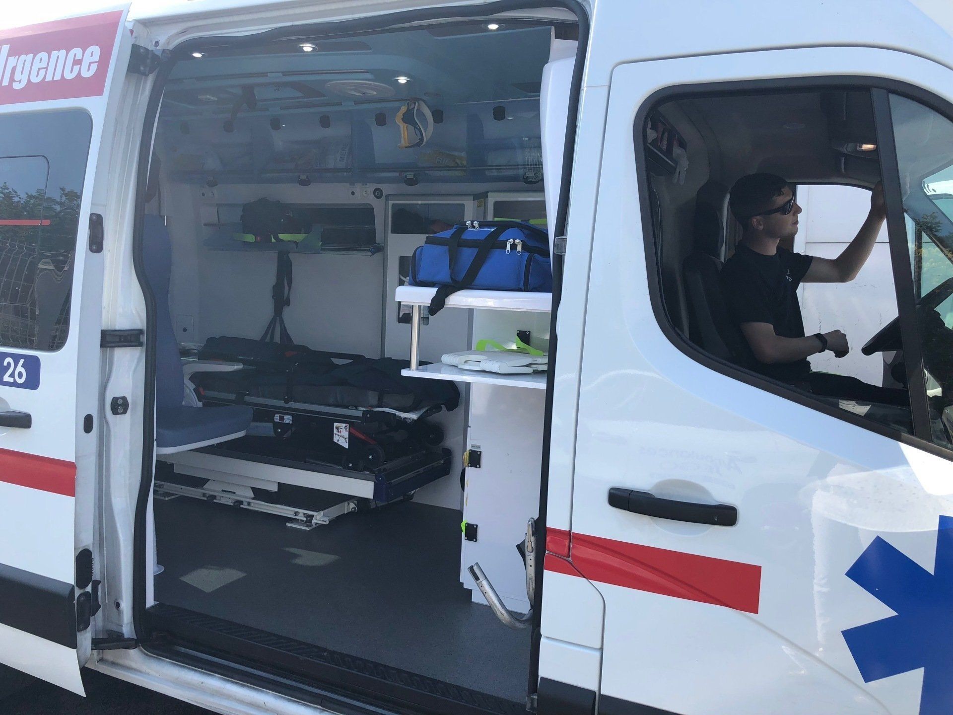 Une ambulance ouverte.