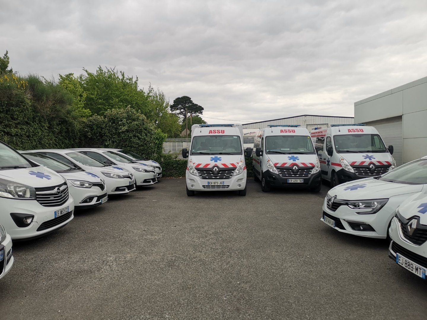 De nombreuses ambulances.