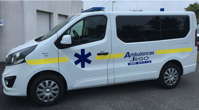 Une ambulance vue de côté.