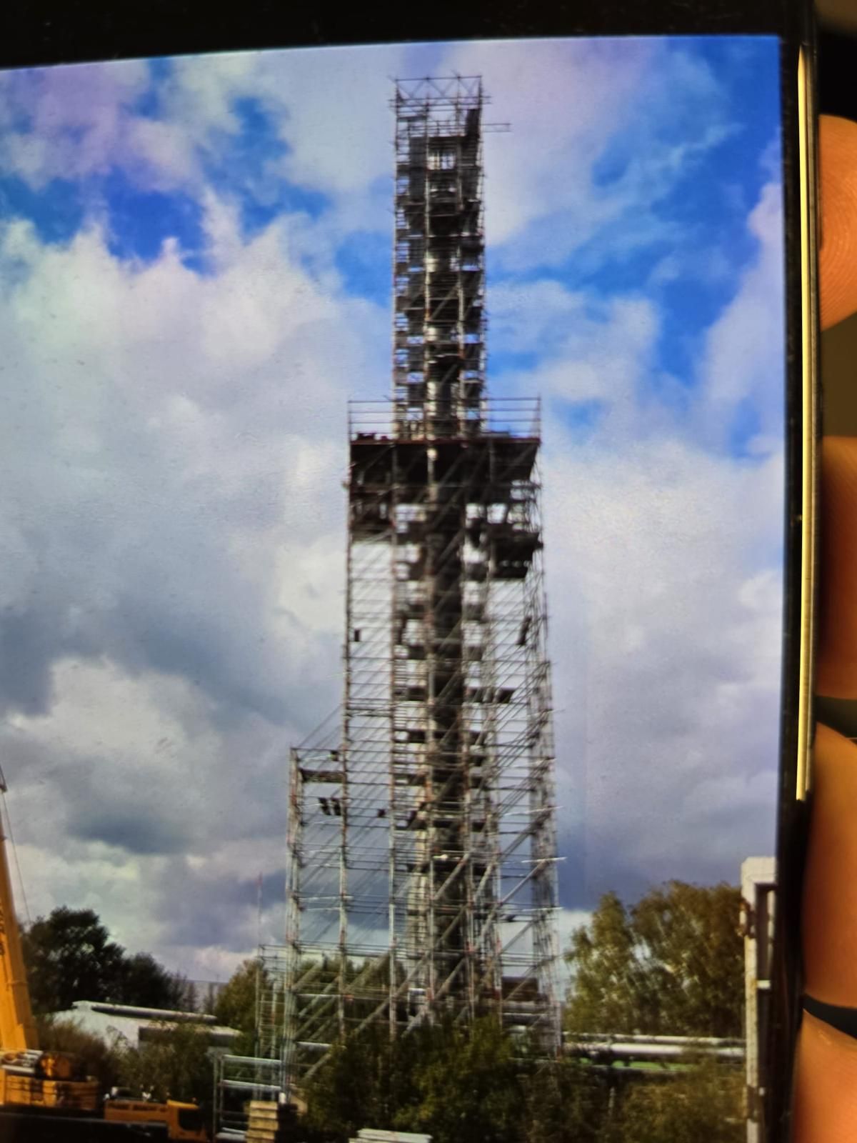 Ein Gerüst an einem Hochhaus