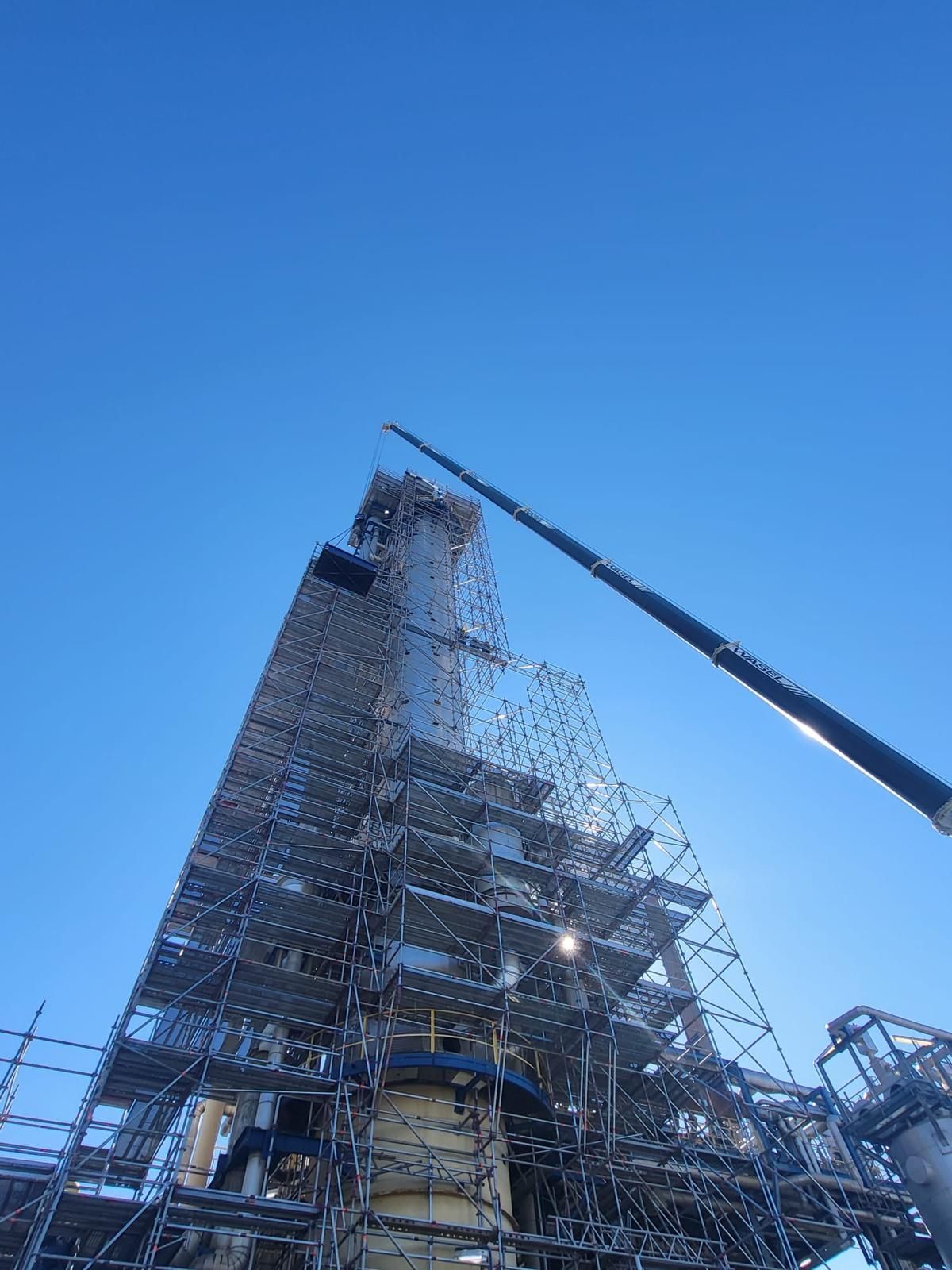 Ein aufgebautes Gerüst steht an einem Gebäude