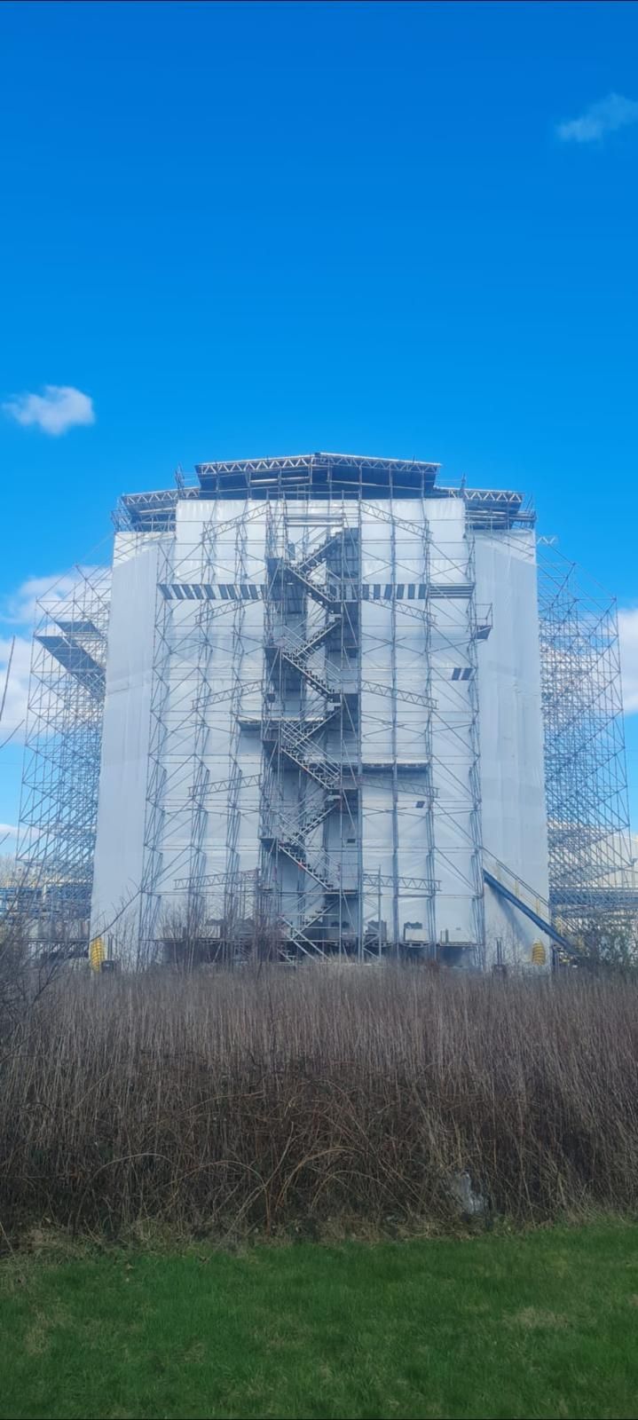 Ein Gerüst steht an einem Neubau