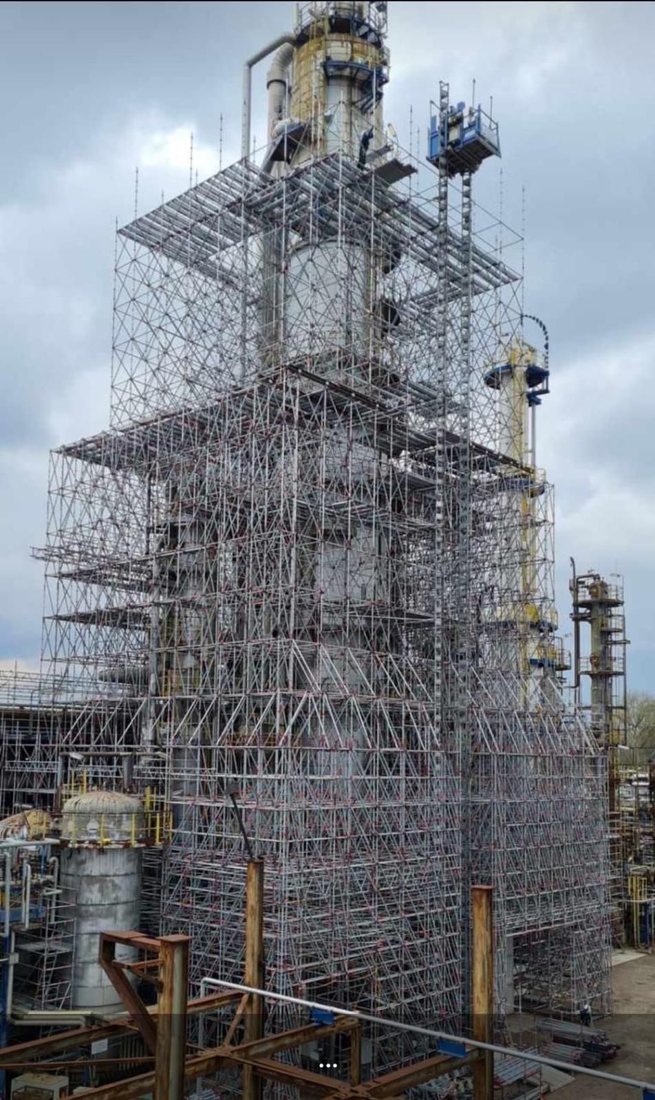 Ein großes Gerüst an einem Neubau