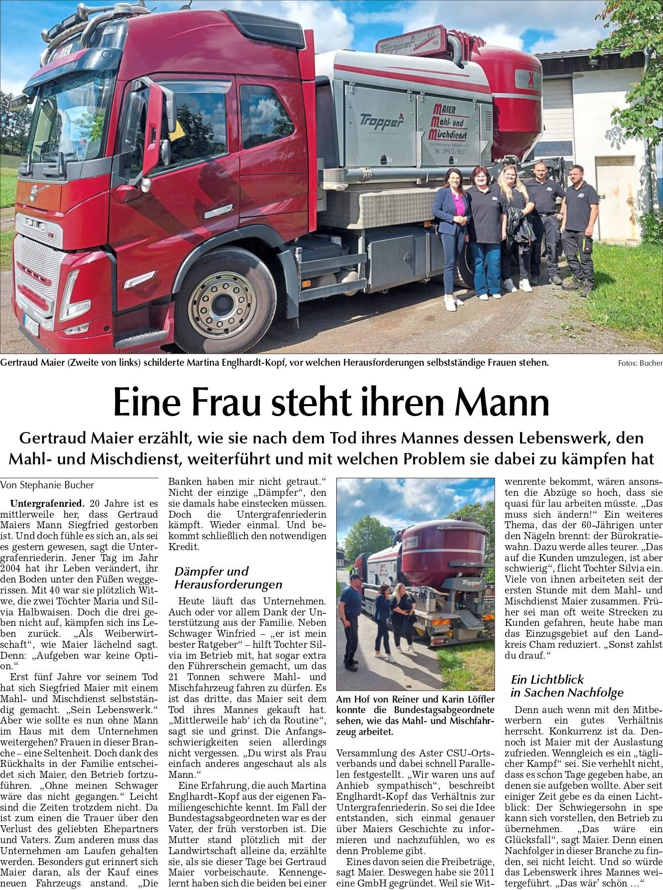 Roter Truck mit Menschen, Überschrift: „Eine Frau steht zu ihrem Mann.“