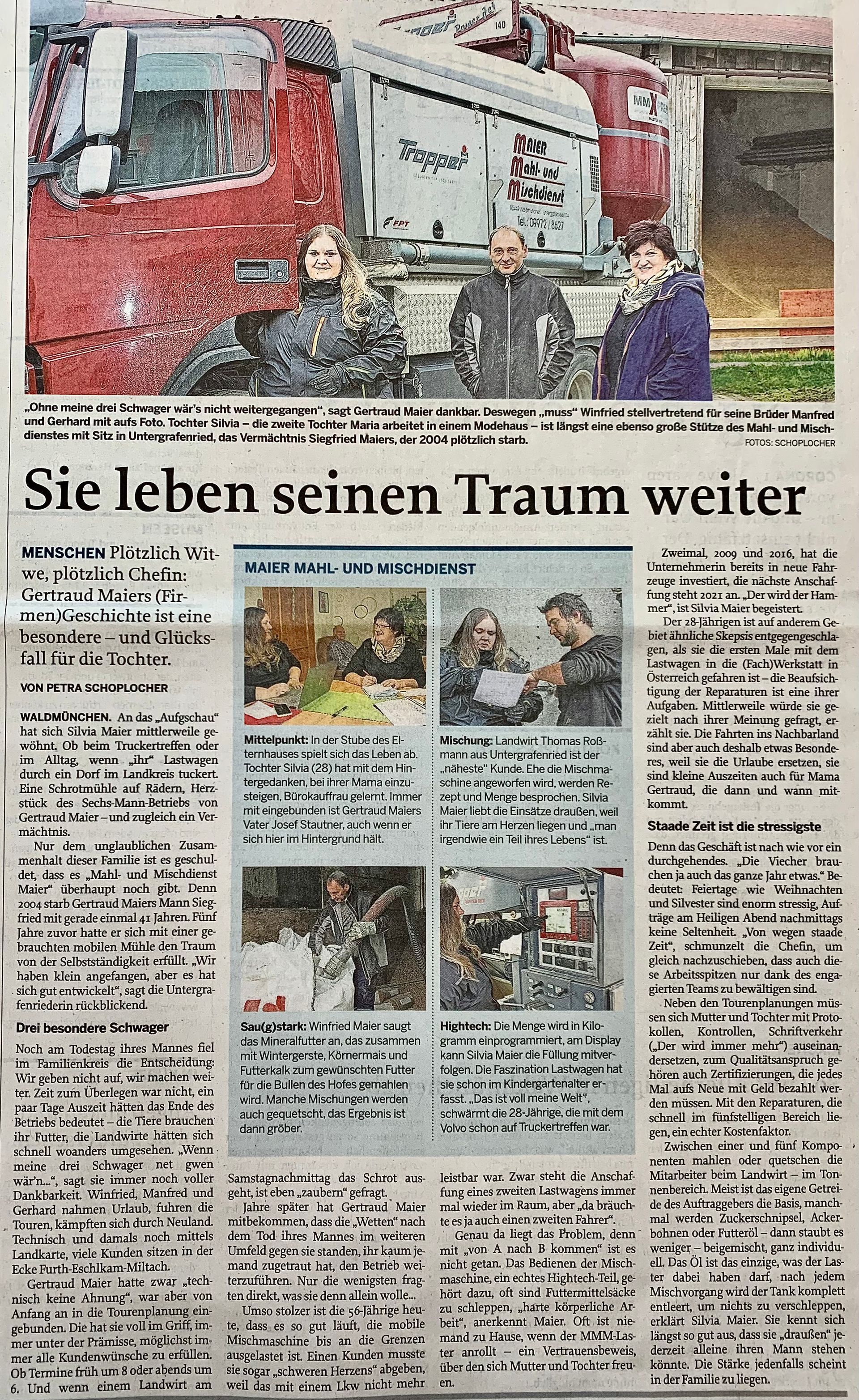 Zeitungsseite mit Menschen, die neben einem roten Lastwagen stehen, und kleineren Fotos, die Menschen beim Kochen in einer Küche zeigen.