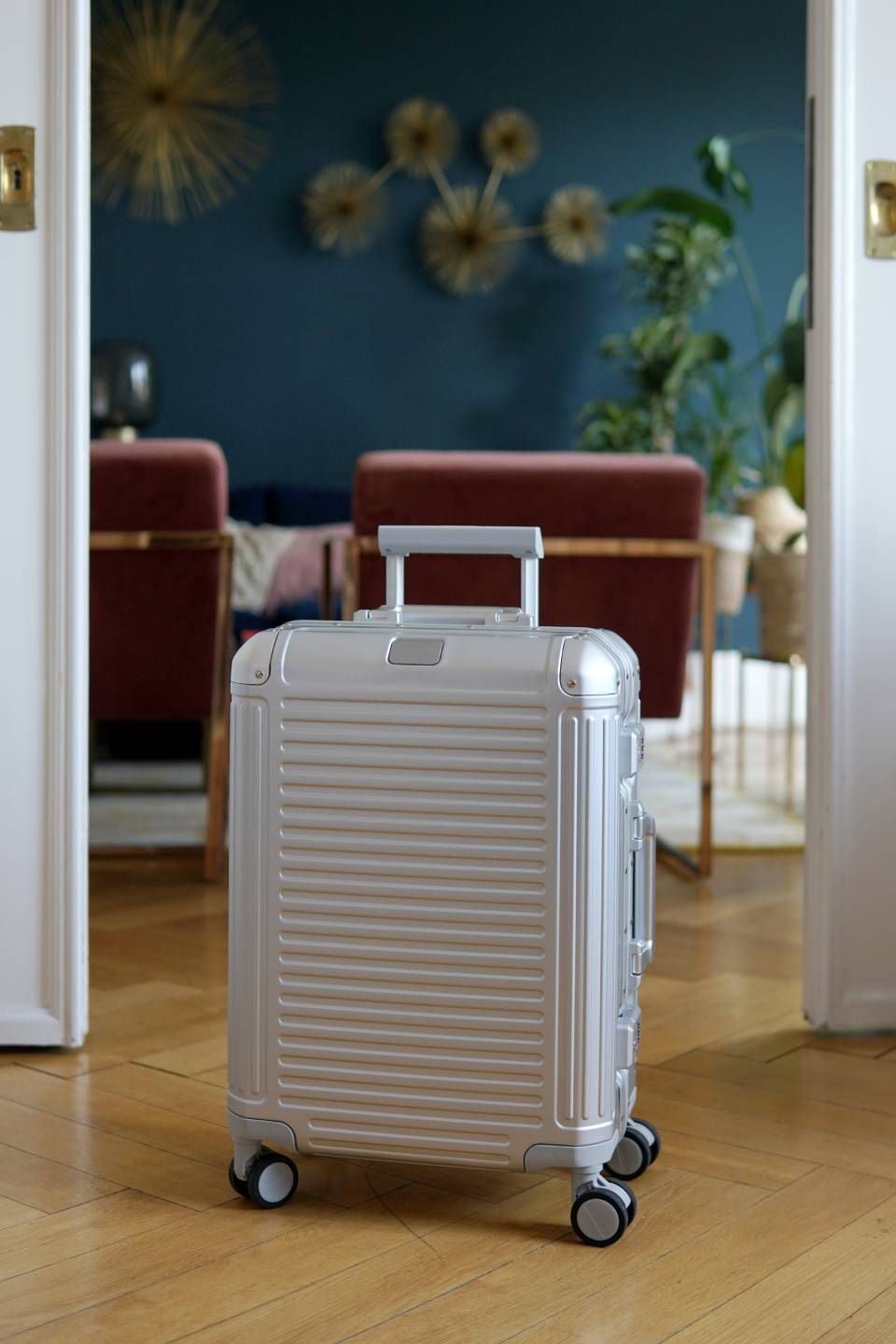 Silberfarbener Koffer