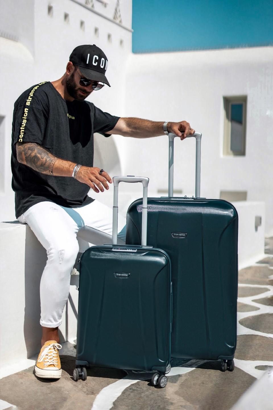 Mann mit zwei Koffern