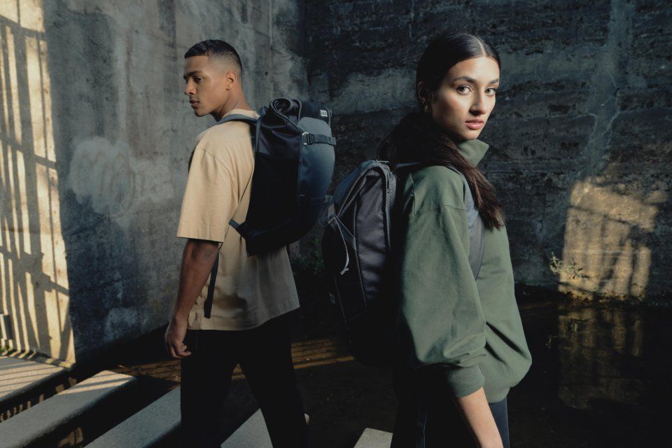 Zwei Jugendliche mit Rucksäcken