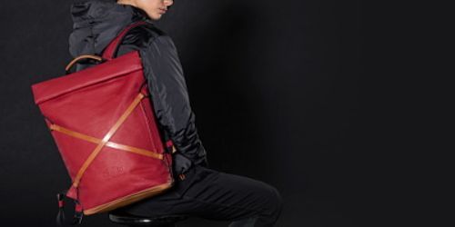 Ein roter Rucksack auf dem Rücken