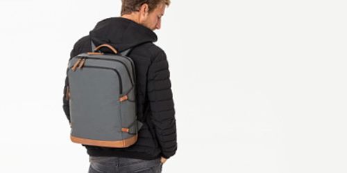 Ein grauer Rucksack auf dem Rücken