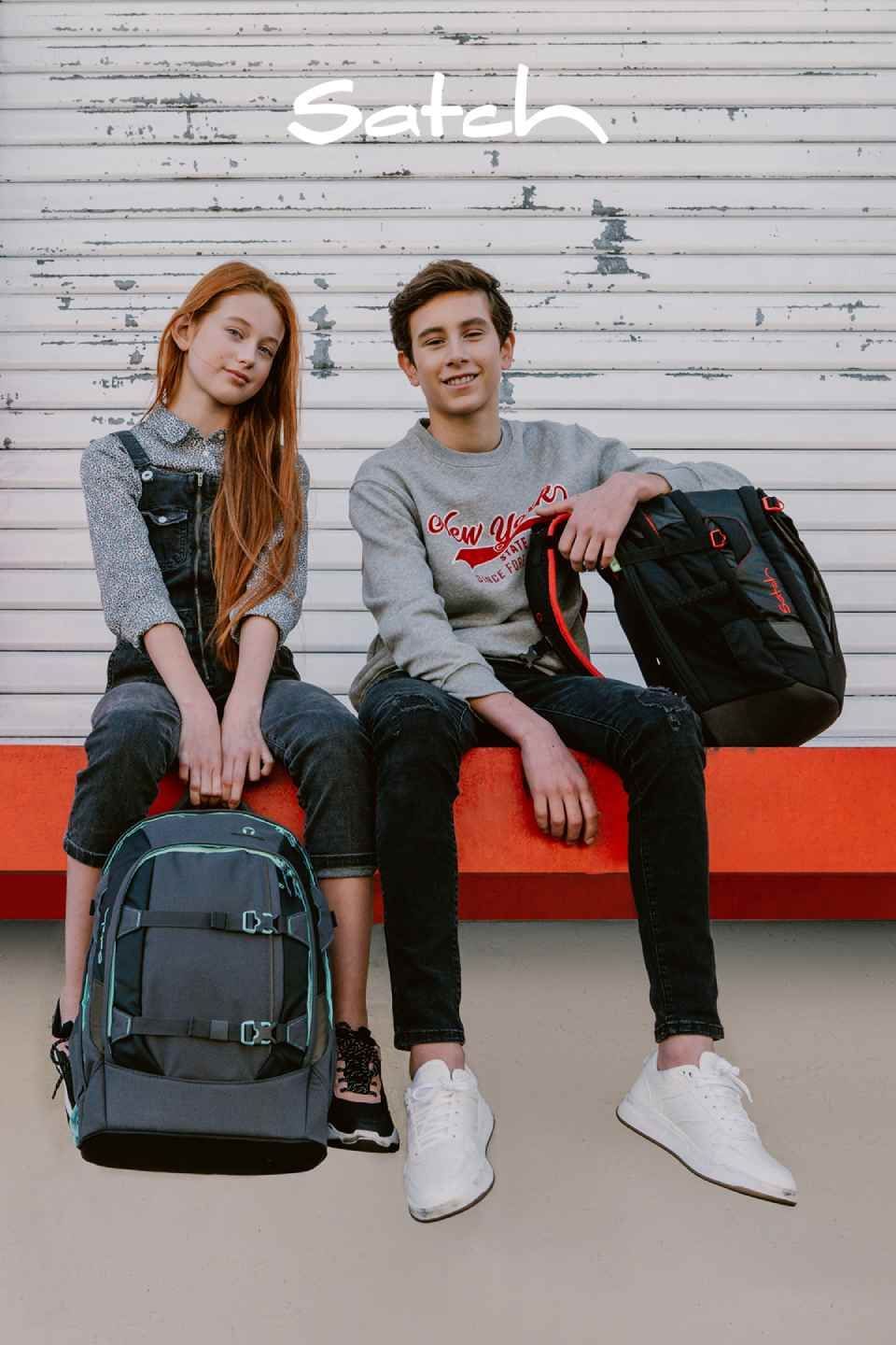 Zwei Jugendliche mit ihren Rucksäcken