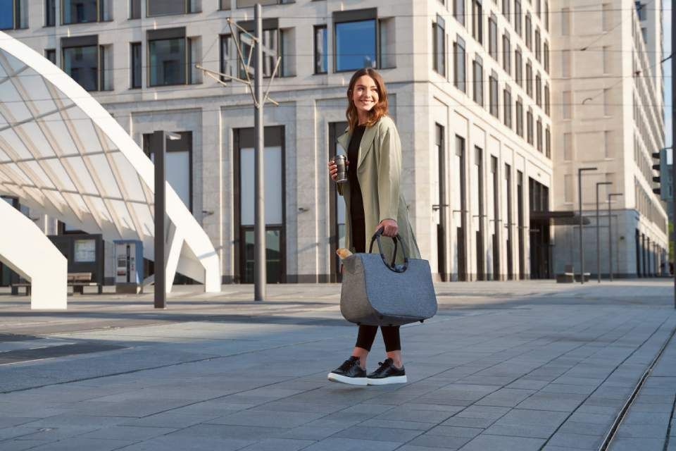 Frau mit großer Einkaufstasche