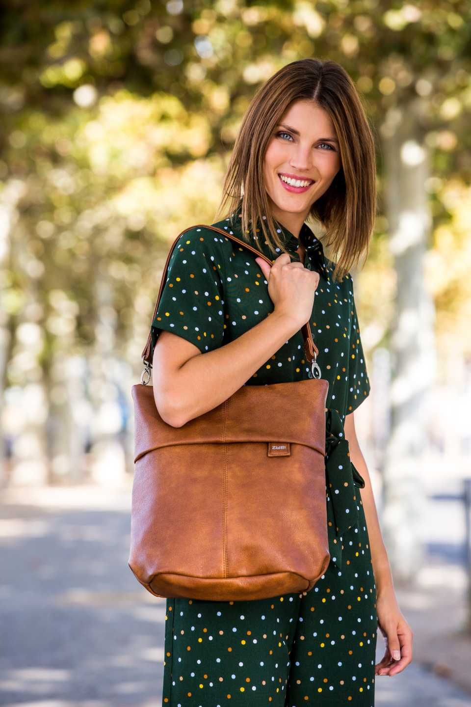 Frau mit brauner Ledertasche