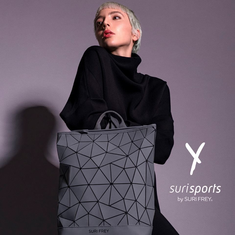 Frau mit einer grauen geometrischen Tasche