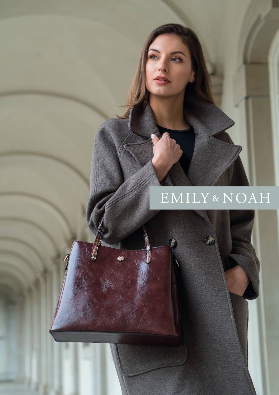 Frau im Mantel mit brauner Ledertasche