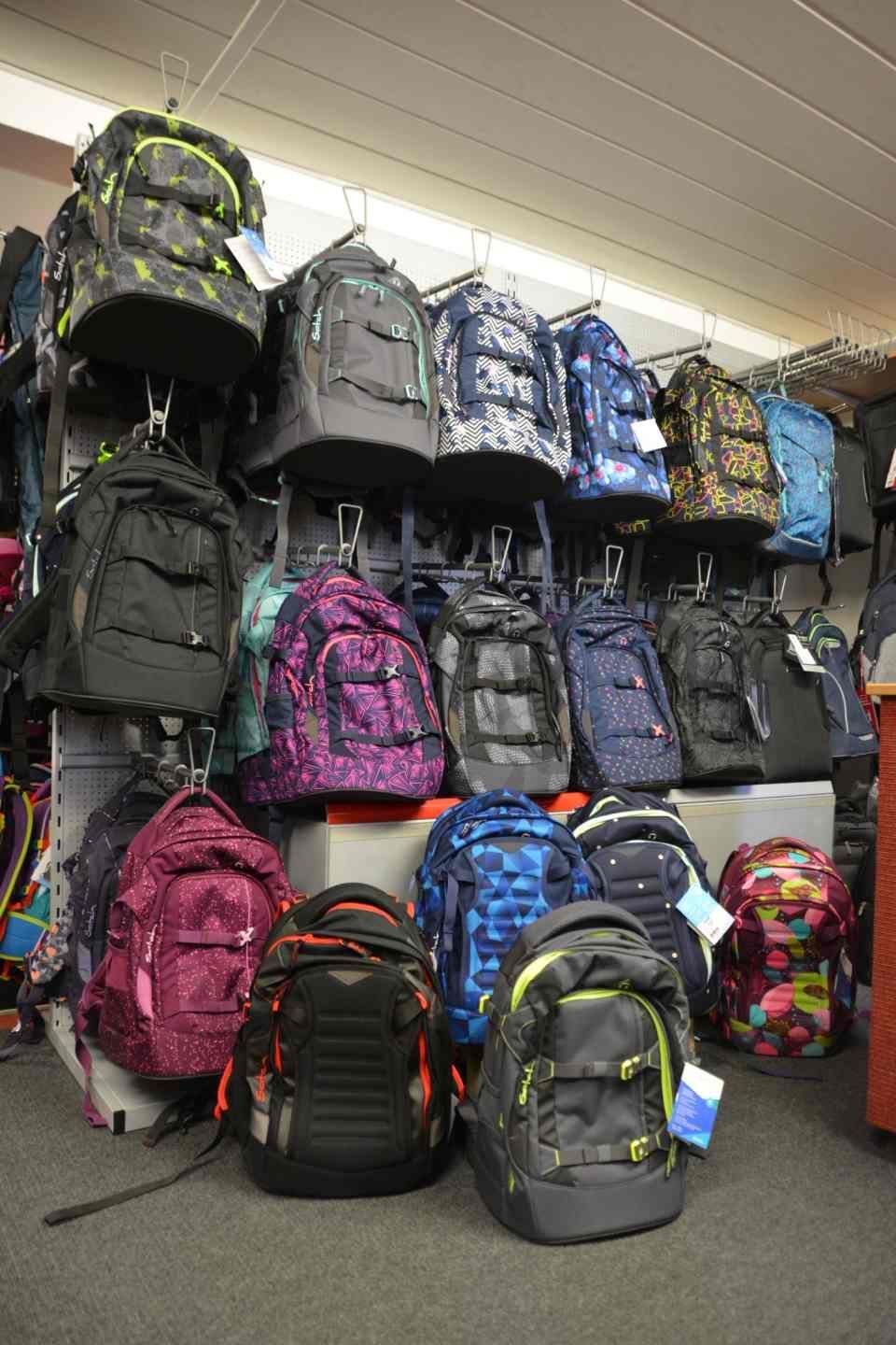 Große Auswahl an Rucksäcken an der Wand