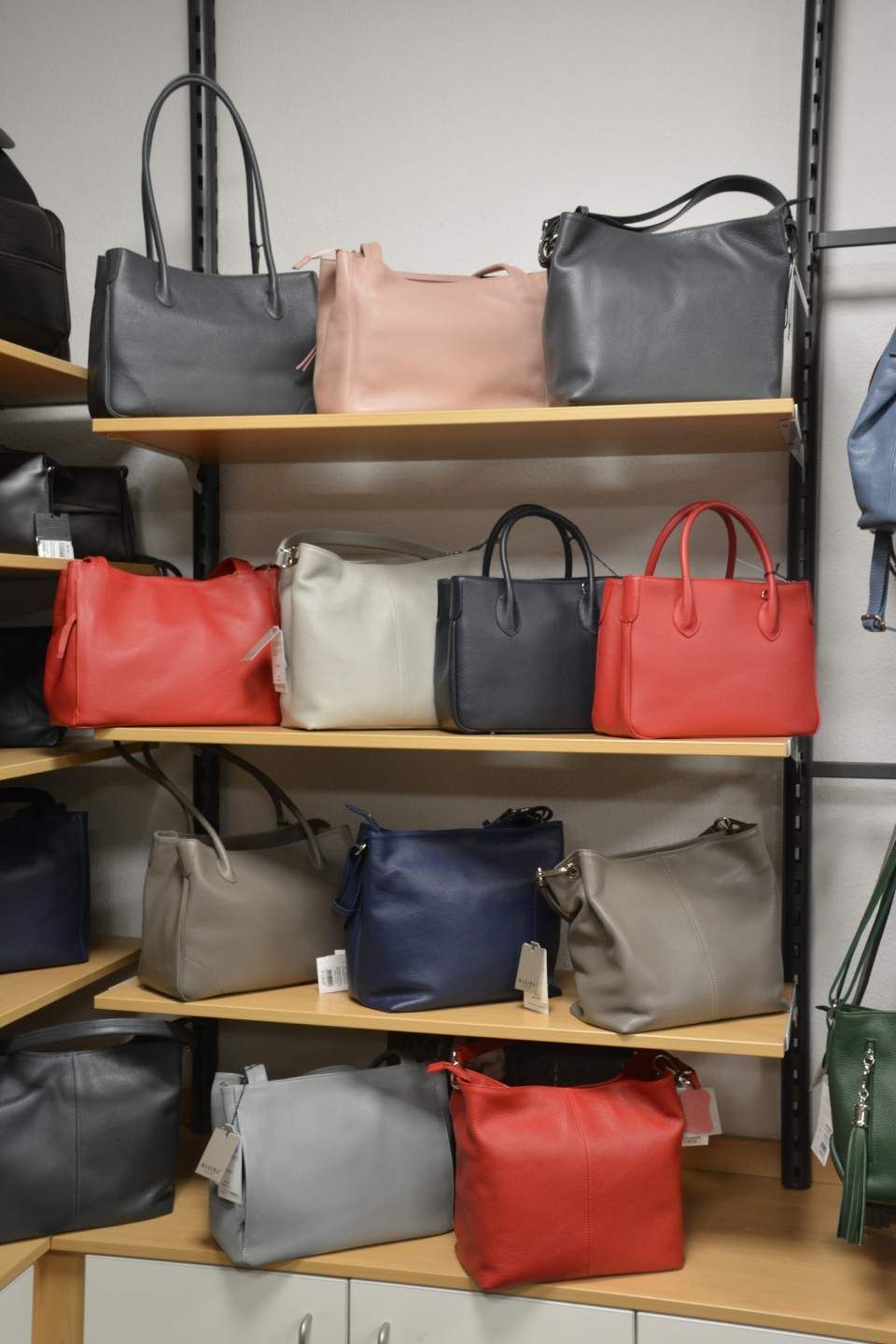 Verschiedenfarbige Lederhandtaschen