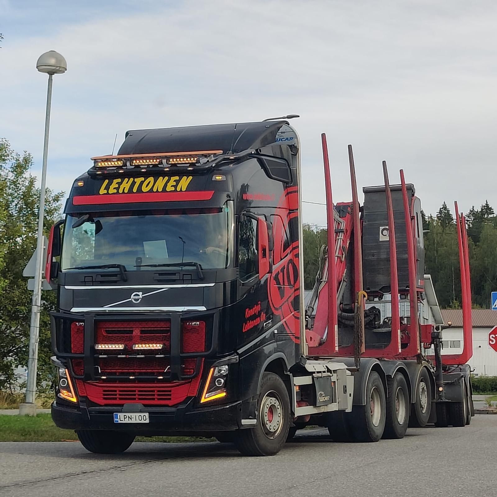 Mustapunainen puutavara-auto, ohjaamossa 