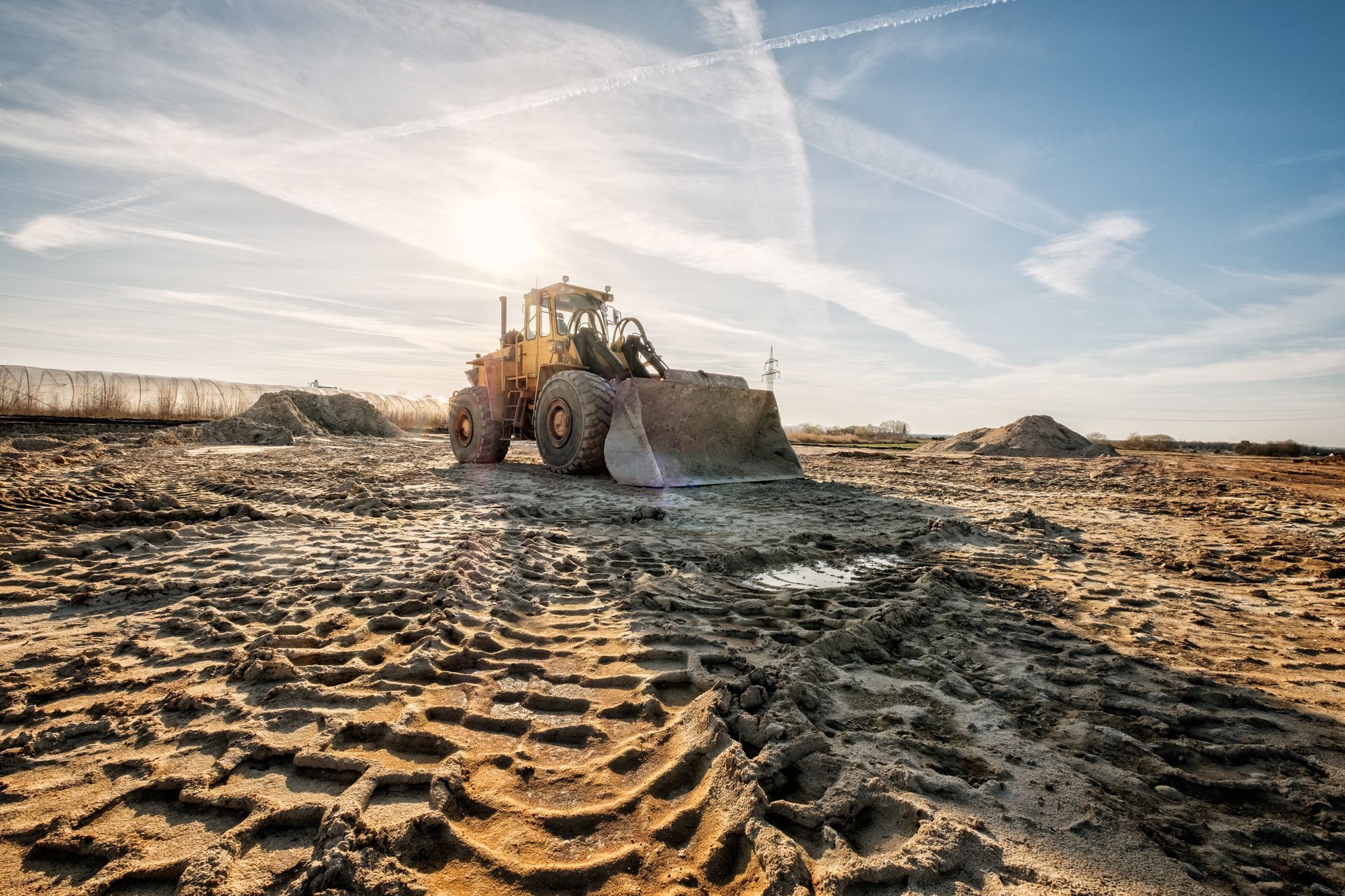Pelle sur pneus dans un chantier