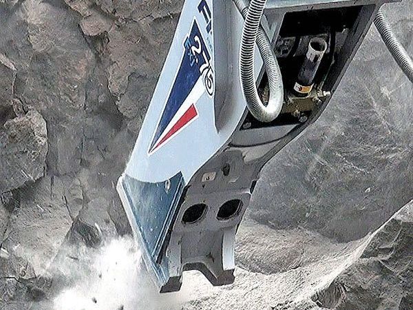 Débroussailleuse hydraulique en action