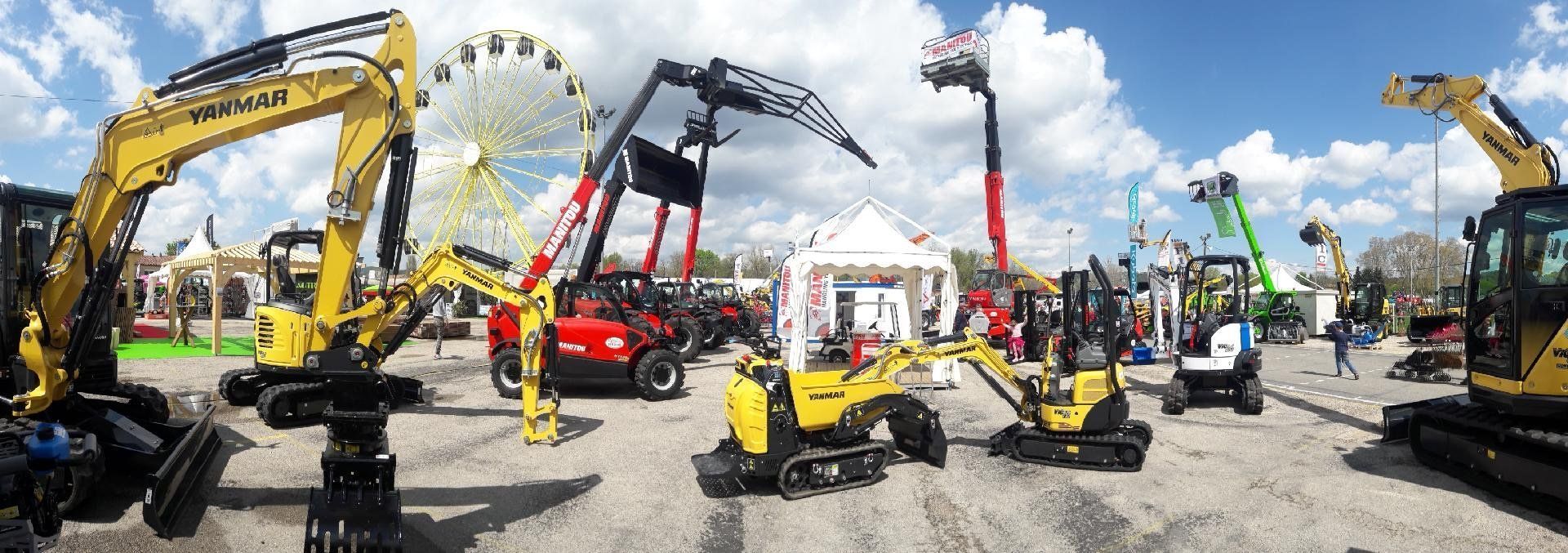 Plusieurs véhicules Yanmar garés