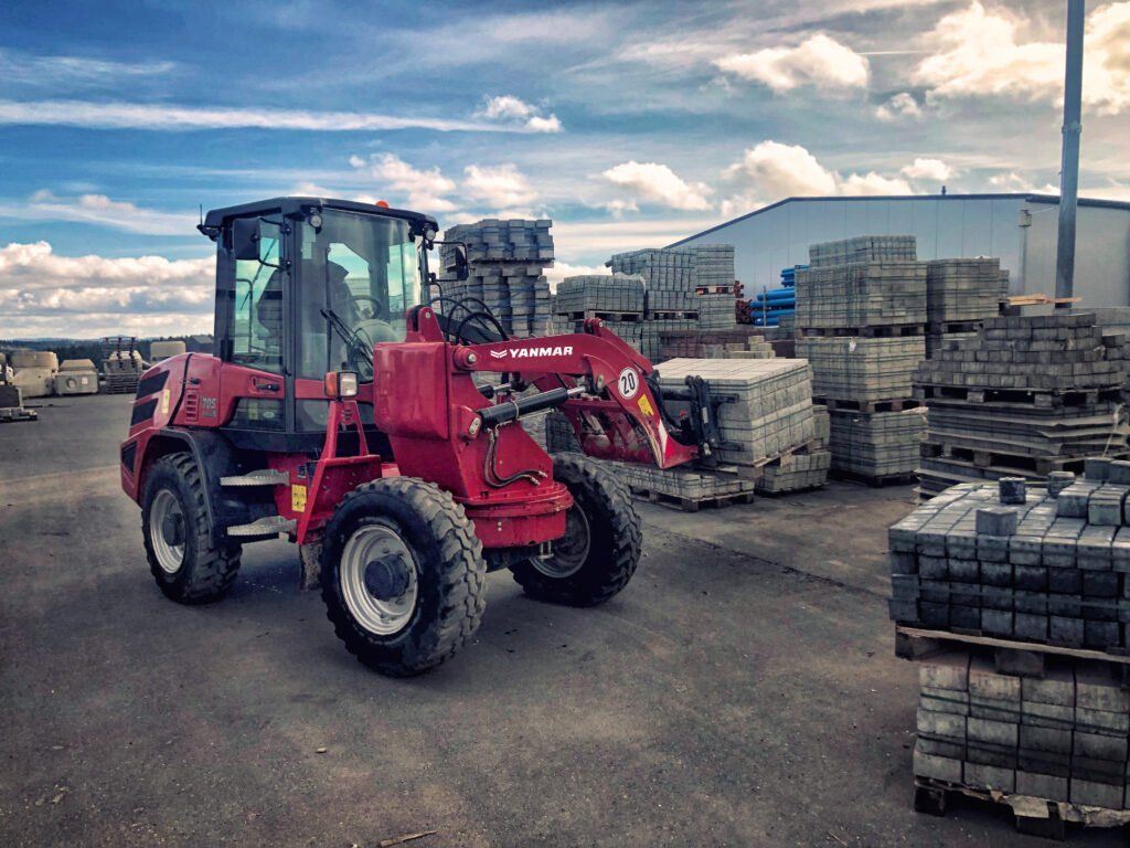 Chargeuse articulée rouge de marque Yanmar