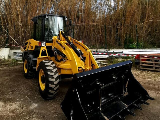Chargeuse articulée jaune prise de face