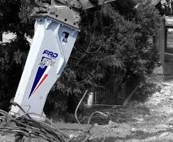 Débroussailleuse hydraulique en action